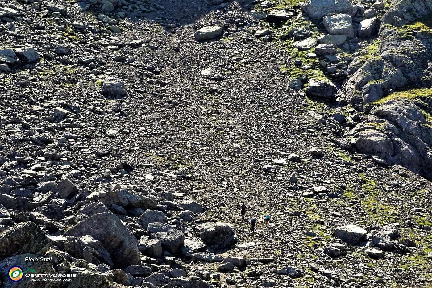 60 La ripida salita al Pizzo Paradiso per il ghiaione e il canalino di sfasciumi.JPG